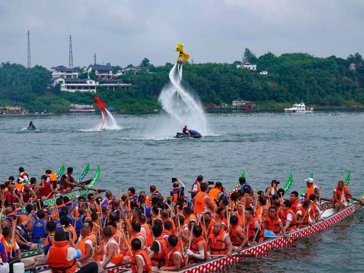 leyu app-包含传统赛龙舟，水上团结力量的象征的词条